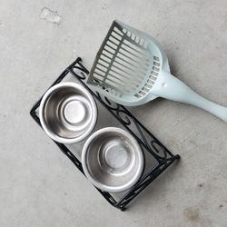 Cat bowl and scooper.