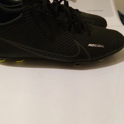 Men's Nike Soccer Shoes Size 11.5 Like New Excellent Condition 