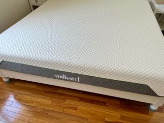 King size memory foam mattress, barely used, like new