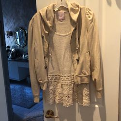 T-shirt &sweatshirt Set.Size M/https://offerup.com/redirect/?o=TC5OZXc=