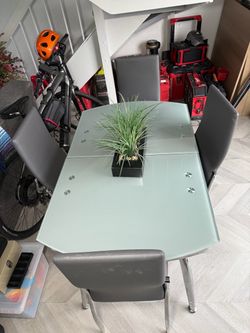 Table  /mesa con sillas  table with shares