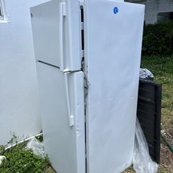 GE Fridge 28 X 66, Glass Shelves