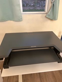 Desktop adjustable table