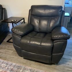2 Matching Recliners