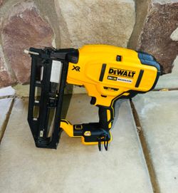 DEWALT 20V MAX XR 16-Gauge Lithium-Ion Cordless Finish Nailer (Tool Only)