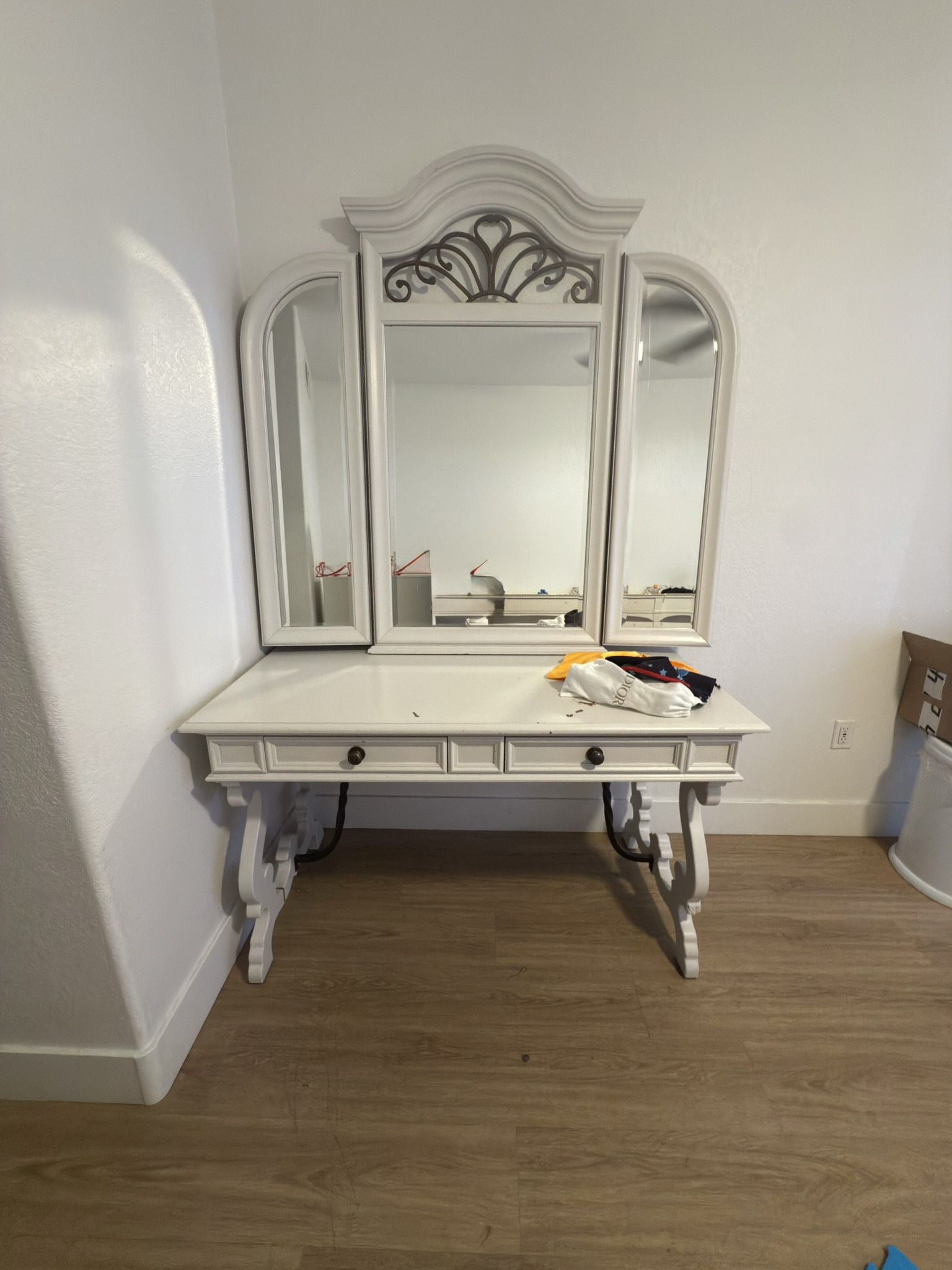 Hekman Sofa Table With Mirror