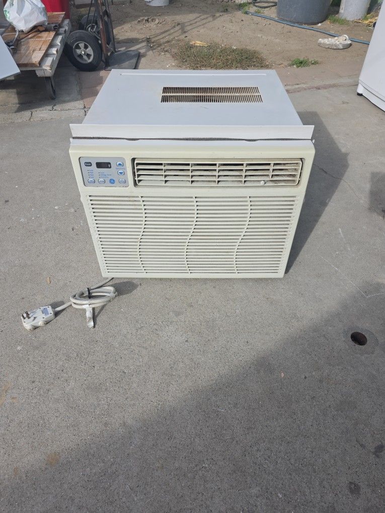 GE Air Conditioner 14,200 BtU