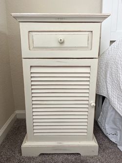 Vintage White Wooden End Table/Nightstand