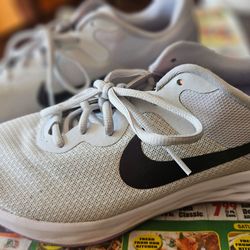 NIKE Mens Running Shoe, White/Metallic Silver, men's US sz (11)/UK sz (8.5), firm.