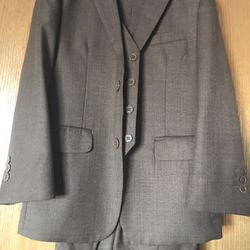 BOY’S BROWN THREE PIECE SUIT SIZE 8