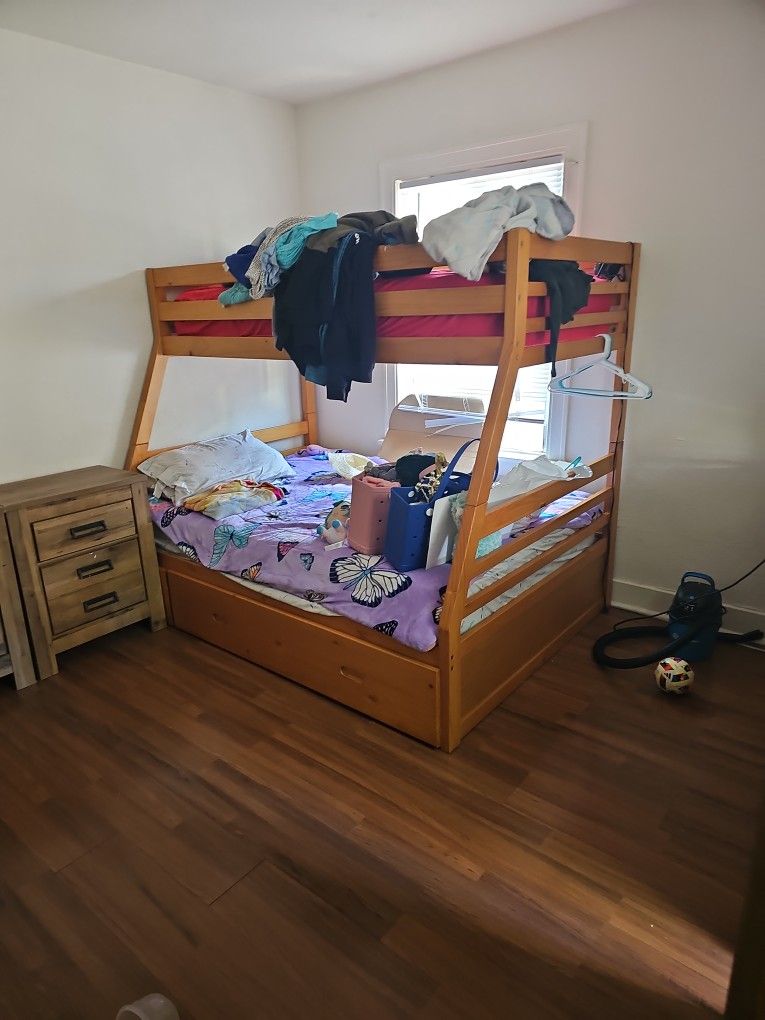 2 Bedroom Sets Good Condition