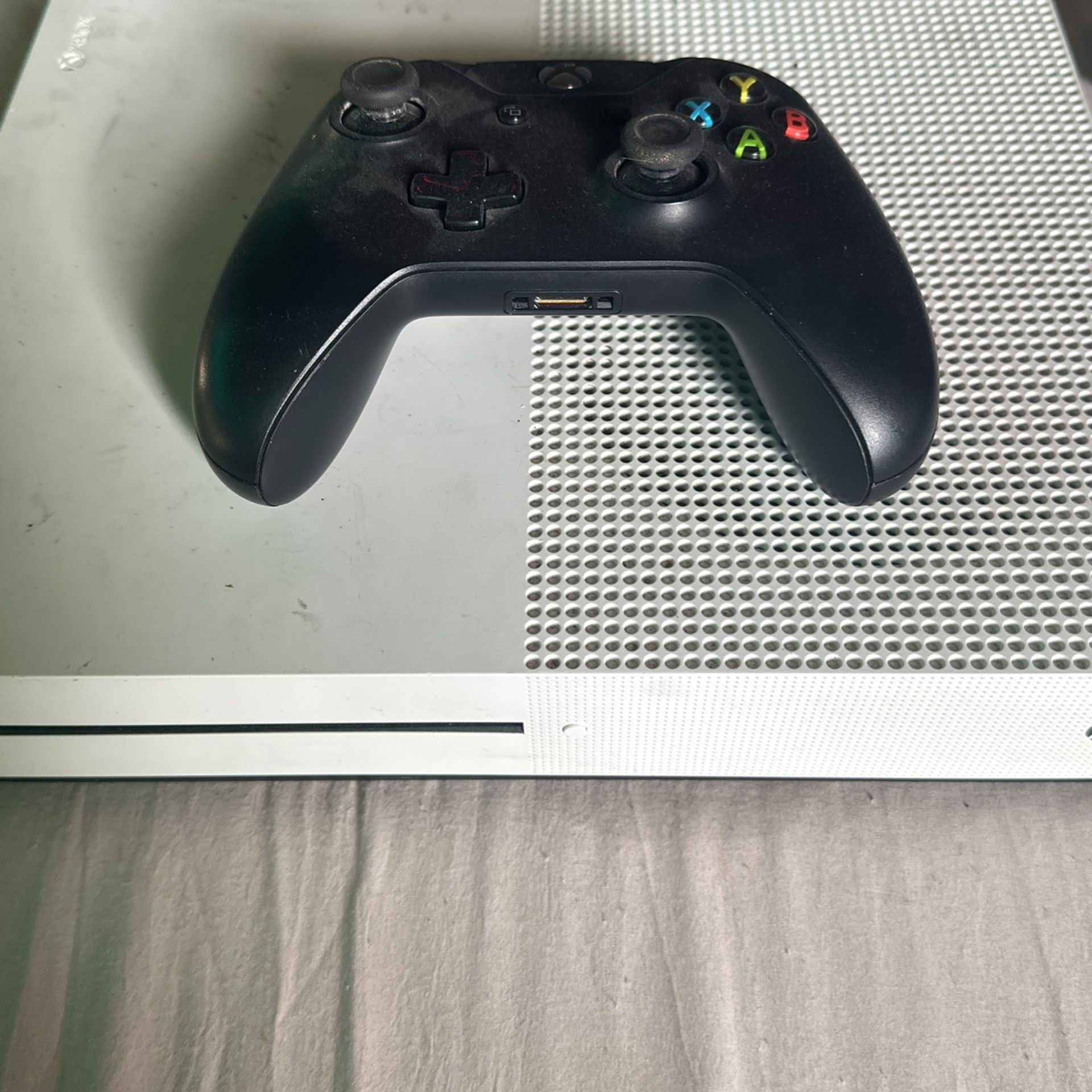 Xbox One With Controller 