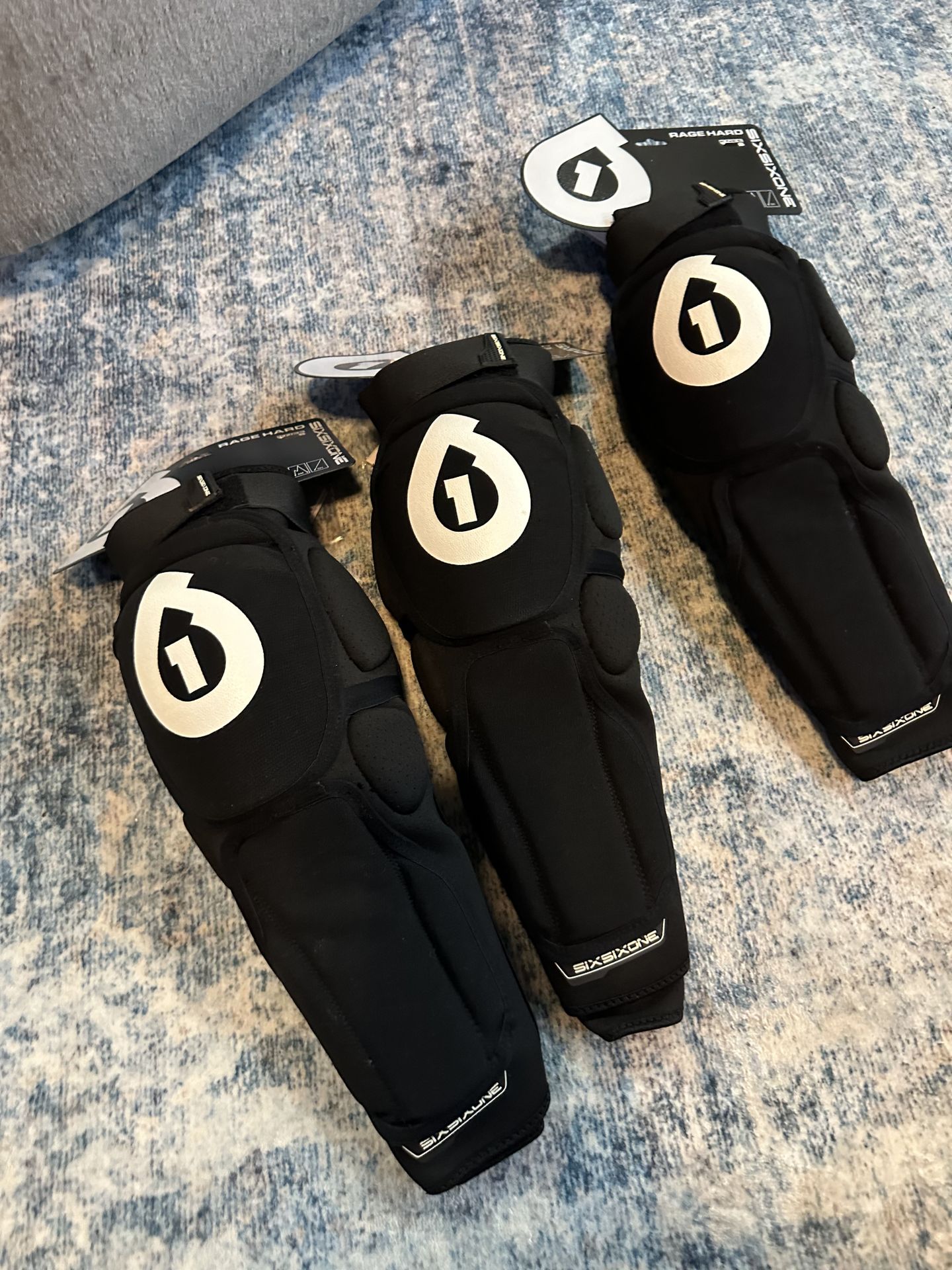 Sixsixone Rage hard knee/ shin mountain biking kneepads size small / protective gear downhill bikin