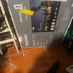 32 In Hisense Smart Tv With Roku New