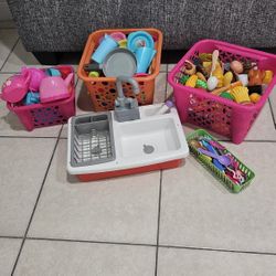 A jugar:comiditas,calderos,vajillas,fregadero,olla de presión,carro de compras con mandados