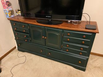 4 piece bedroom set. Make on offer.