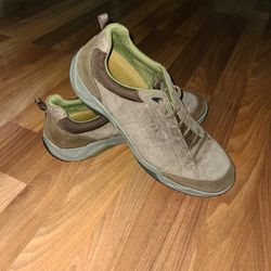 ECCO Men's  Casual Low Top Suede Hiking Shoes  US 9.5
