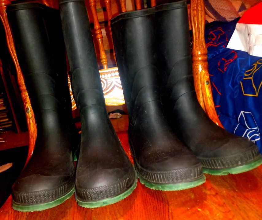 2 Pair Of Boys Black Rubber Rain Boots Size 4 And 5