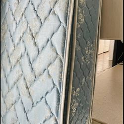 $65Sealy pillow top King size mattres Spine control in great condition very clean barely used