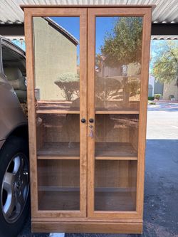 Display cabinet with lock and key