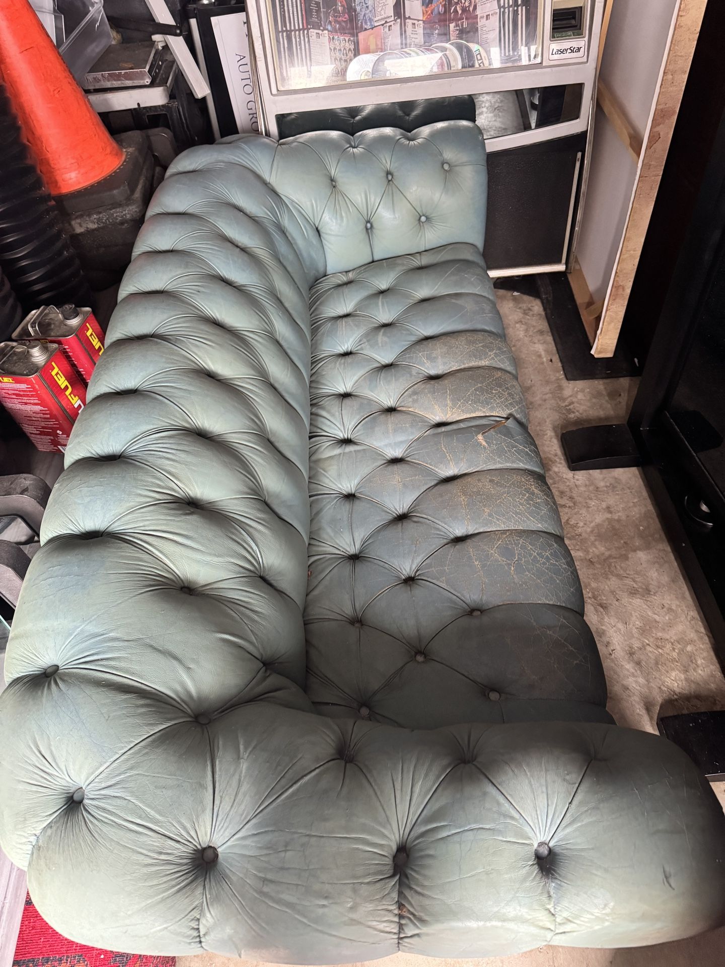 Vintage Tufted Couch 🛋️
