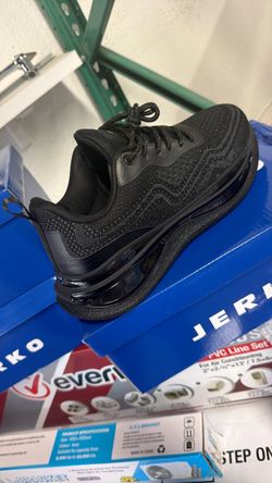 Tenis negros nuevos en su caja