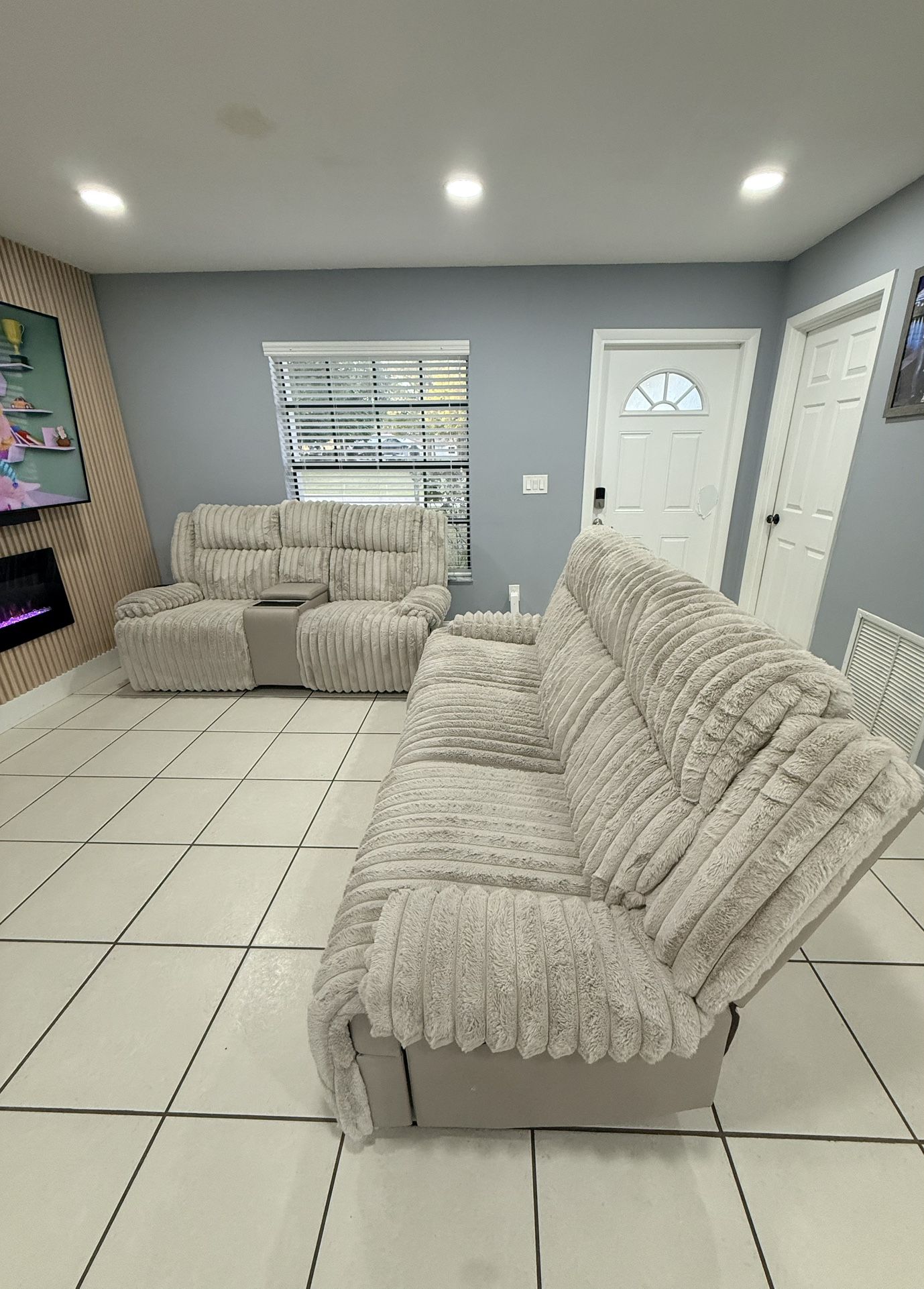 Reclining sectional sofa