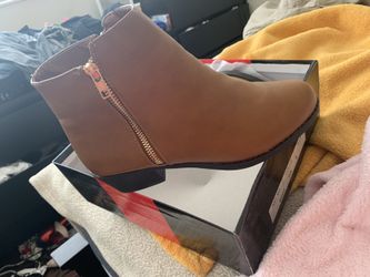 Sz: 8 Tan Boots