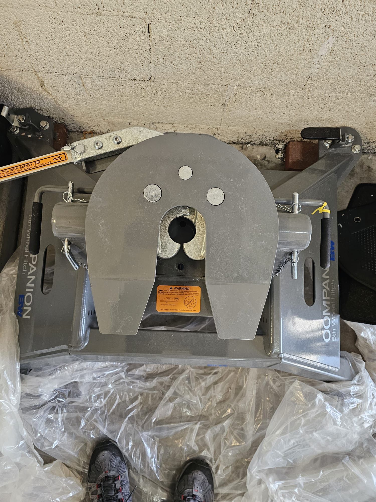 Fifth Wheel For Pick Up Truck ( New) ,,,, 750$ OBO ,,, B&W Companion 5th Wheel Hitch