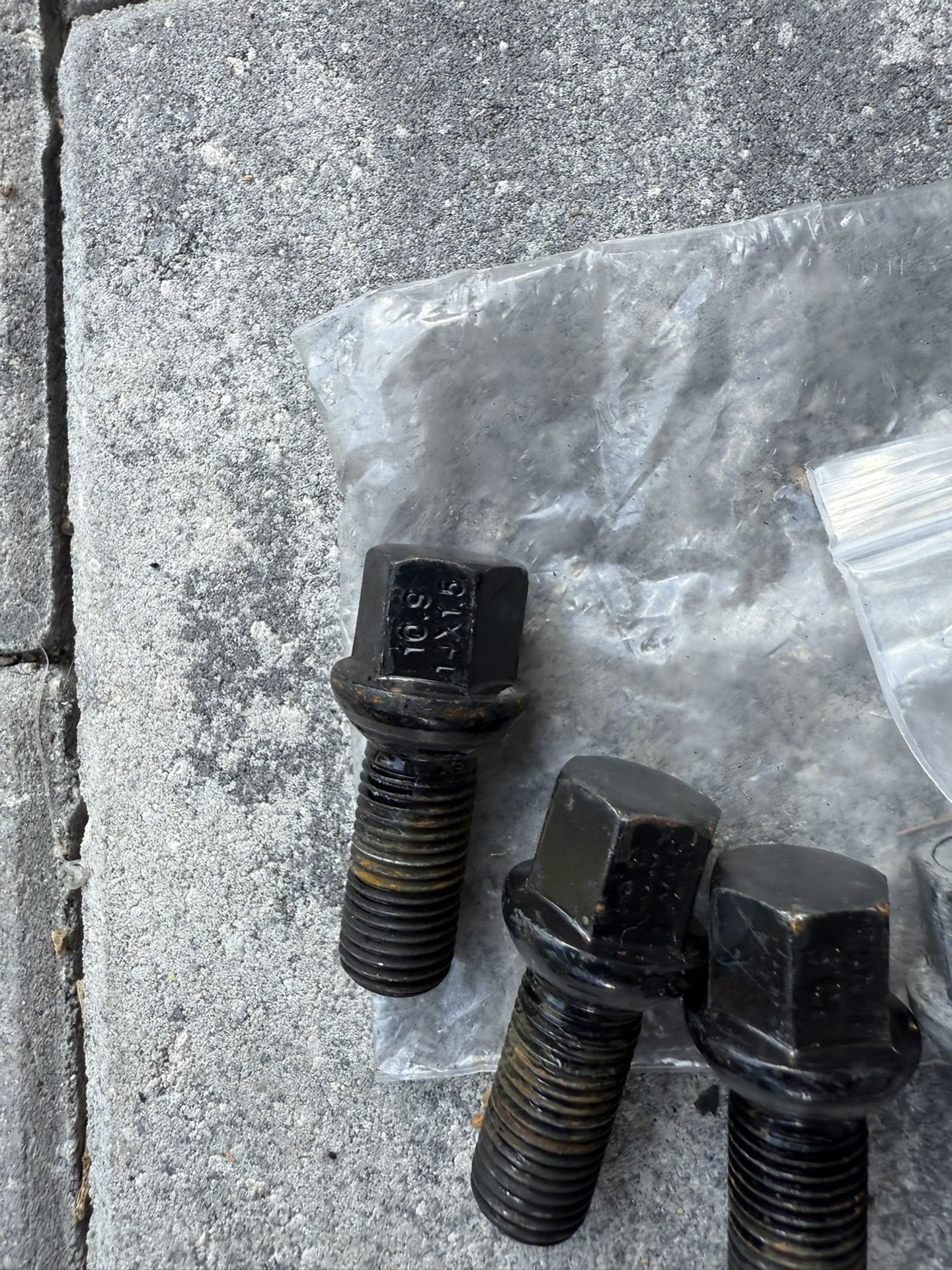 GOLF GTI LUG NUTS 20
