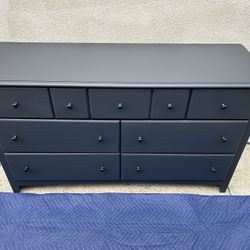 BEAUTIFUL LIKE NEW  COBALT BLACK 7 DRAWER WOODEN DRESSER CAN DELIVER LOCAL IF NEEDED