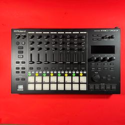 Roland mc 707 sampler, drum machine, groovebox