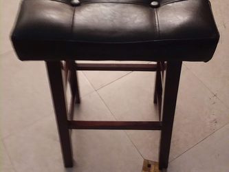 Sturdy bar counter stool height  chair like new