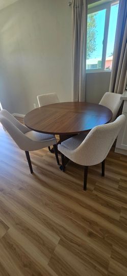 Round dinning room table & chairs