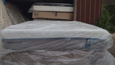 Tempurpedic Cloud Luxe Breeze King Size Mattress And Box Springs