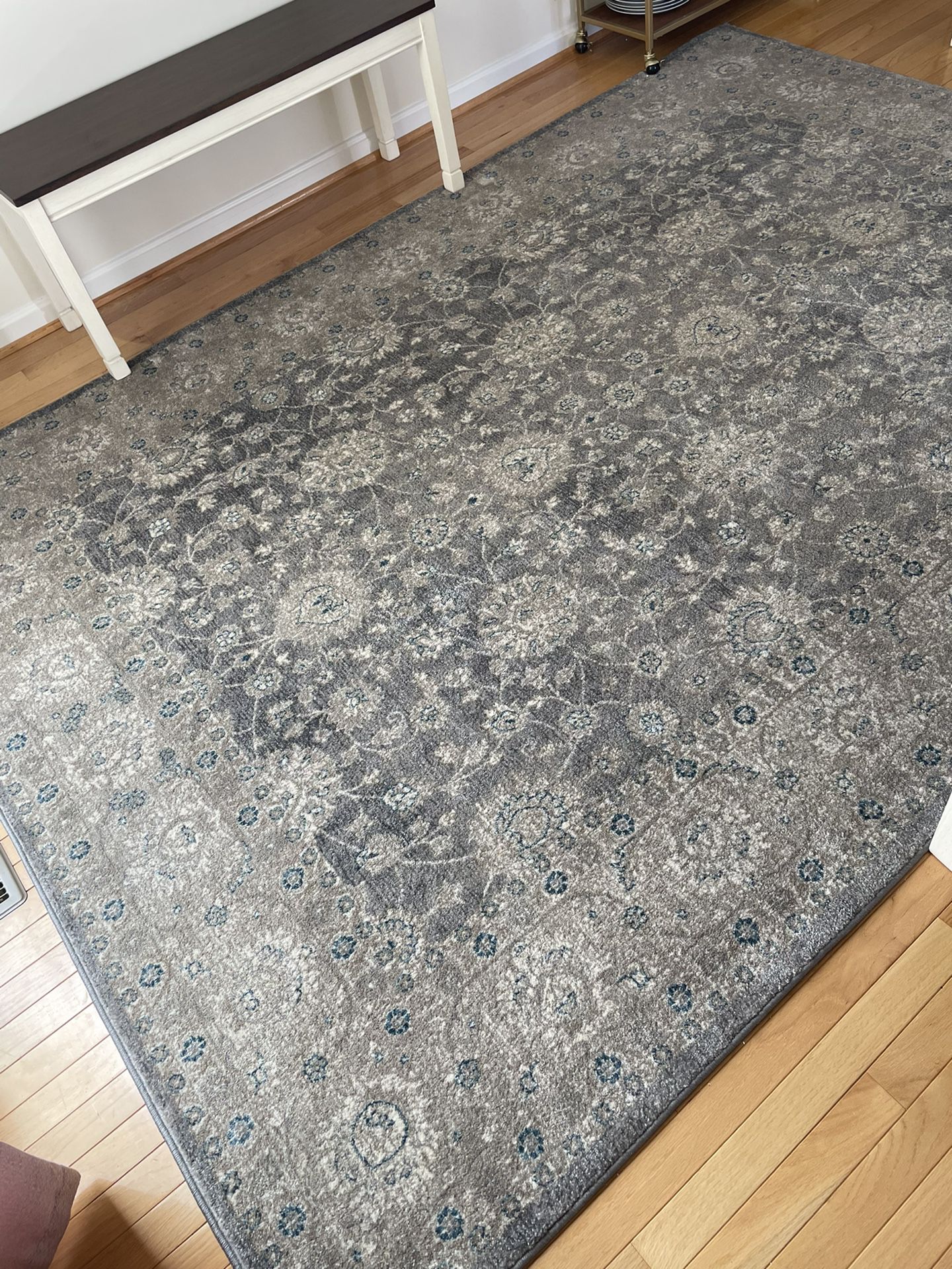 Like new area rug 6x9”