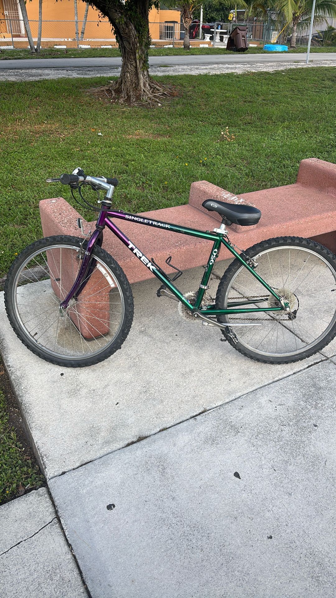 Trek 950 Singletrack mountain bike.