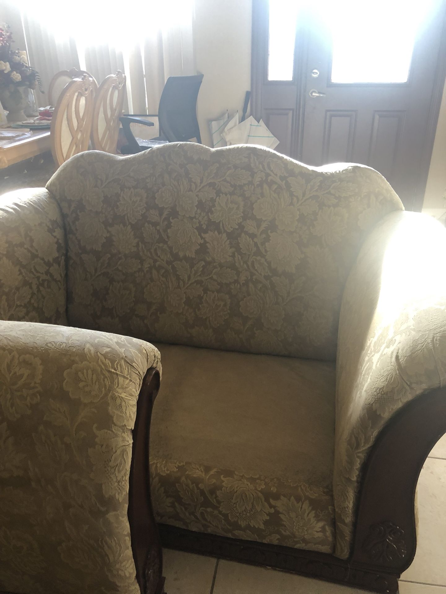 2 Couches NEED GONE NOW!