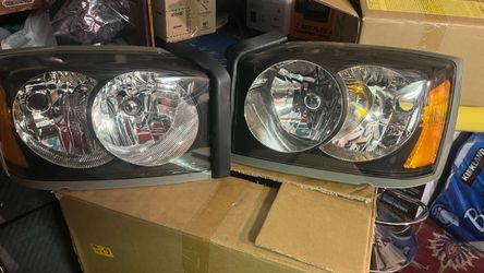 2007 Dodge Dakota front right and left side headlight housing