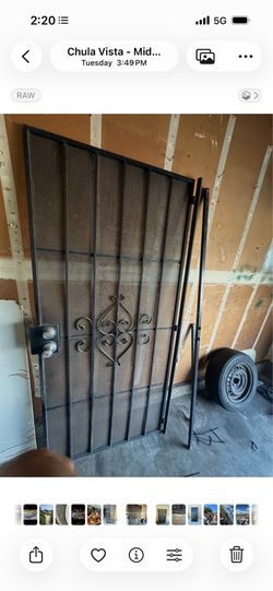 36x80 “ Screen door  used good condition with key 🔑