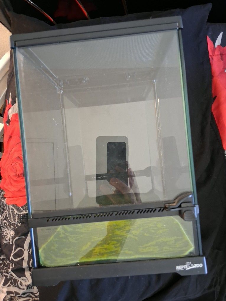 Small Locking Terrarium