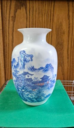 8.268 inches (21 cm) Tall Beautiful Vase.