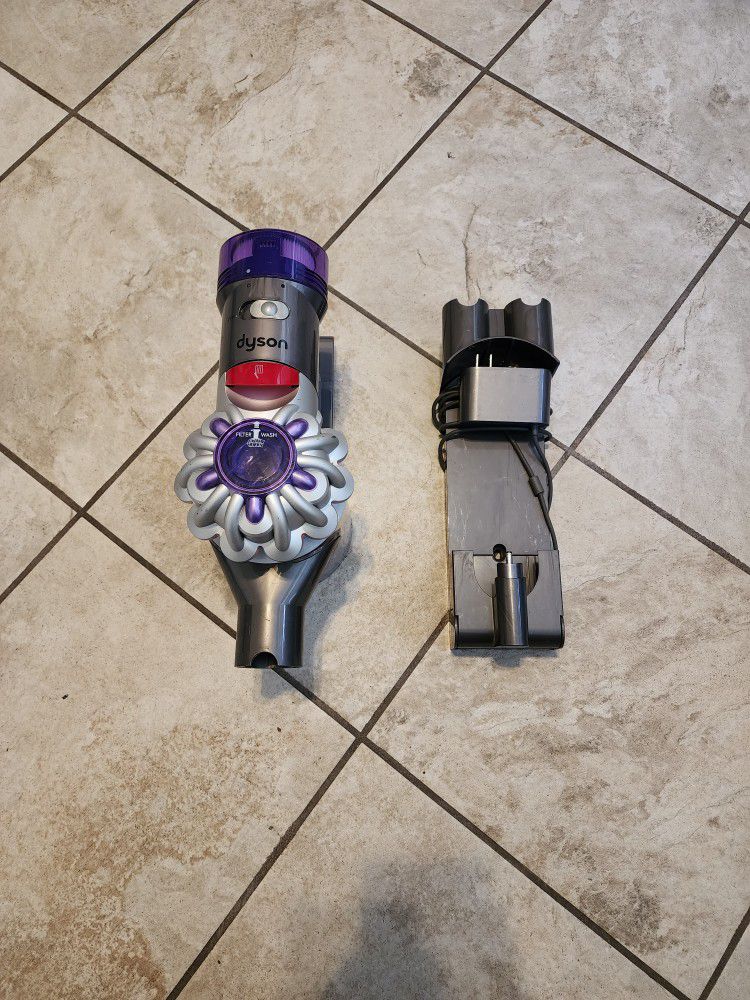 Dyson V8 Vacuum Cleaner With Charger & Wall Mount