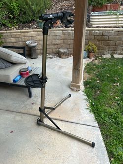 Bike repair/mechanic stand - like new