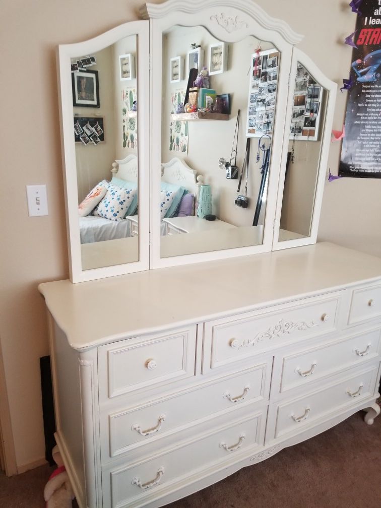 Twin white bedroom set