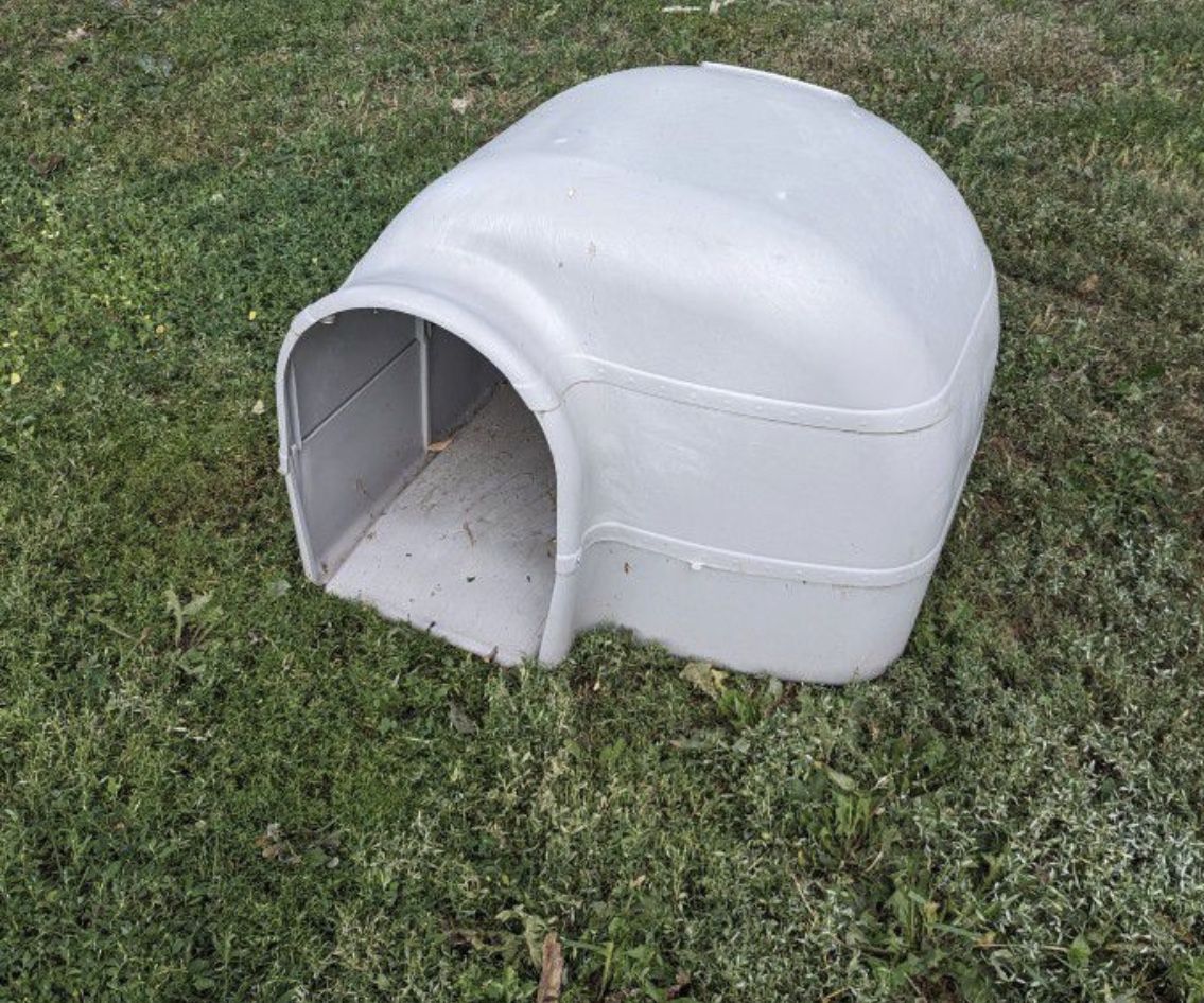 FREE!!!!Igloo Dog House