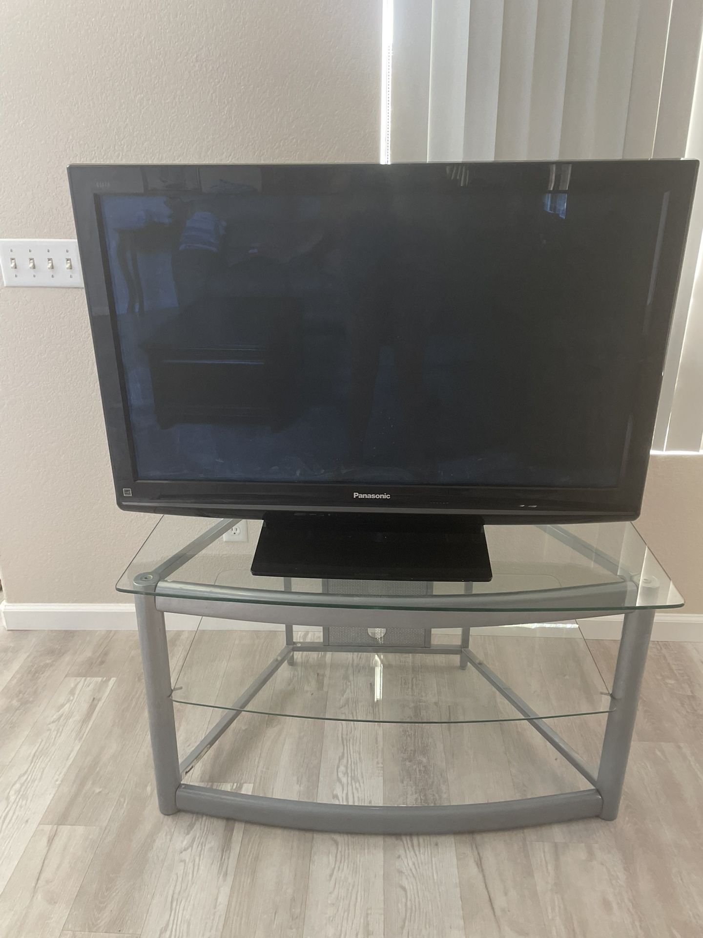 Panasonic Tv 45” (stand Included)