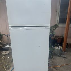 Ewave Top Freezer Refrigerator 28”X 66”