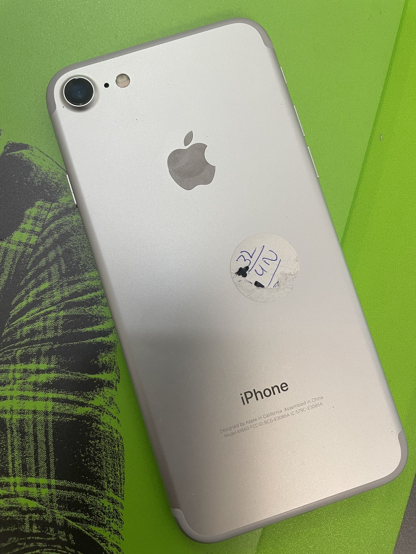 Factory Unlocked Apple iPhone 7 32gb, sold with warranty