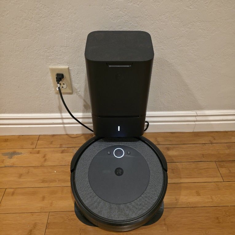 iRobot i3 Vacuum With Charging Station / Automated Trash Bin
